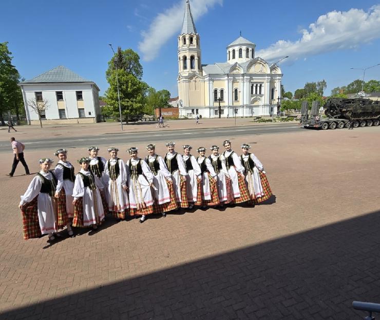 Gimnazijos liaudiškų šokių kolektyvas festivalyje „Nepabuvus šokėjėle...“ Ukmergėje.