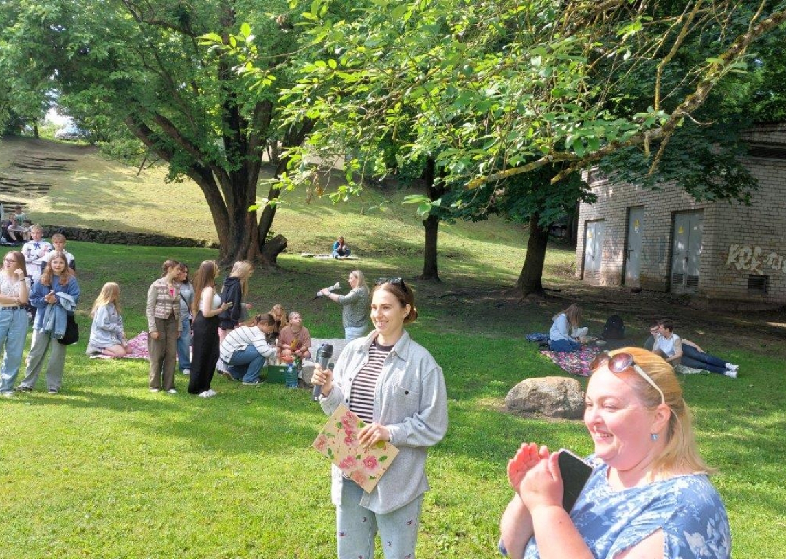 Bendravimo rytmetys Vilniaus lietuvių namų kiemelyje