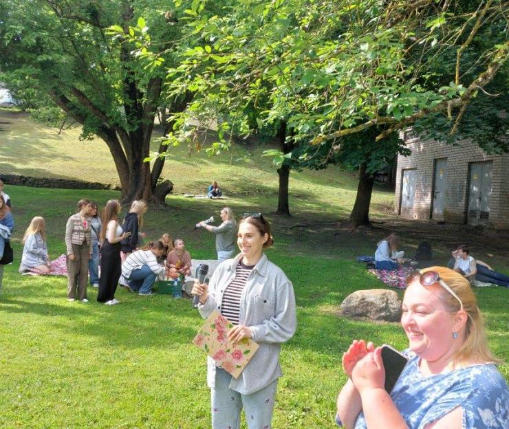 Bendravimo rytmetys Vilniaus lietuvių namų kiemelyje