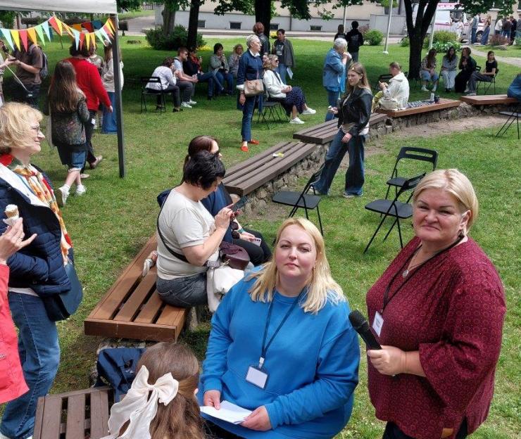 Gimnazijos bendruomenė susibūrė į vasarišką ir smagią iškylą gimnazijos kieme