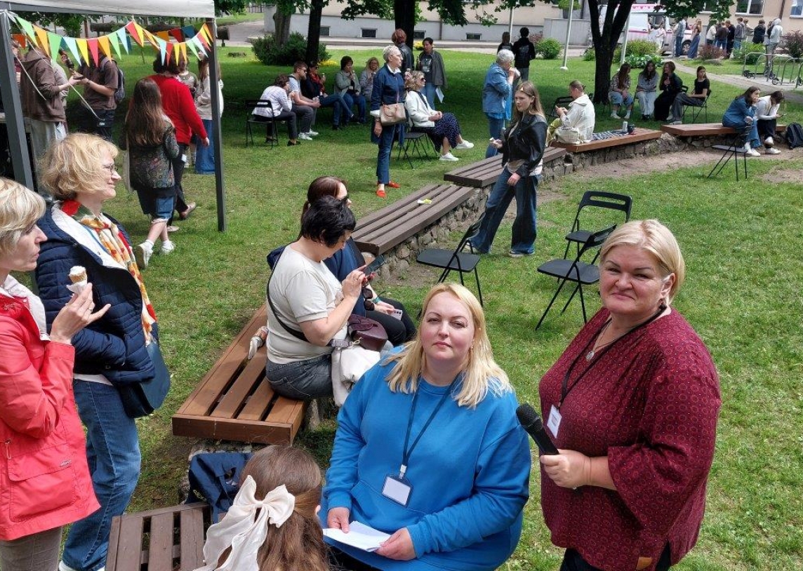 Gimnazijos bendruomenė susibūrė į vasarišką ir smagią iškylą gimnazijos kieme